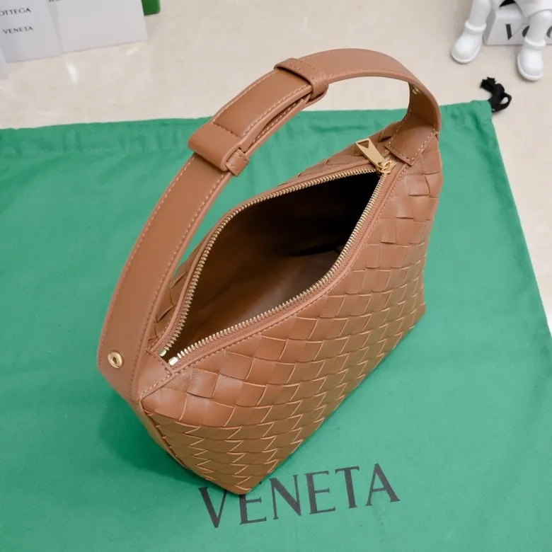Batch 1360 #BvWallace Shoulder Lunch Bag 🔥 A lunch box bag that you can just grab and go. It is made of classic intrecciato weaving technology and reflects the craftsmanship of Bottega. The entire bag is made of top-grade happa lambskin. It is very soft and lightweight. The small bag shape is cute and exquisite. The interior capacity is also very large and can be carried under the arm. It is quite practical! The bottom of the bag is made of gold metal to prevent wear and tear. The details are really good! Choose this elegant commuting bag for Zaoba people~ Size: 22x13x9.5, model number; 7748#